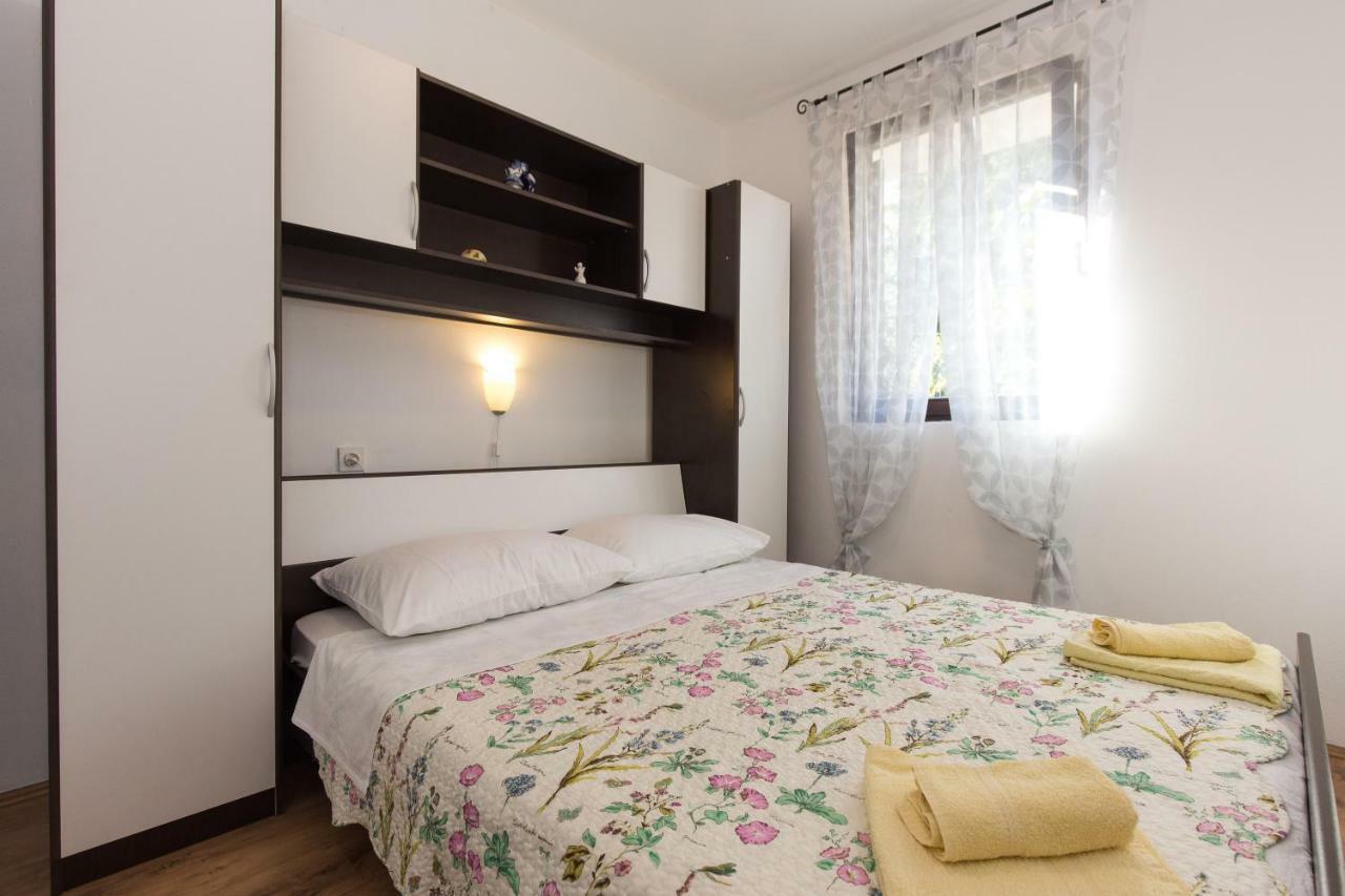 Apartments Karen Krk Town Exterior foto