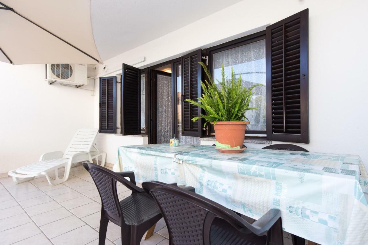 Apartments Karen Krk Town Exterior foto